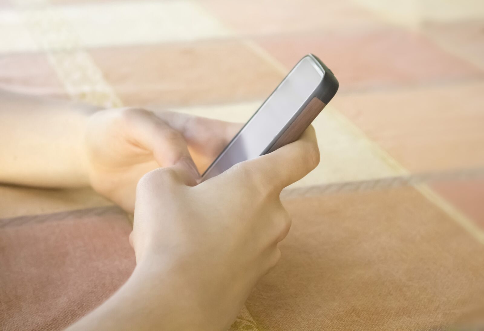 Canon EOS 700D (EOS Rebel T5i / EOS Kiss X7i) sample photo. Girl, hands, texting photography