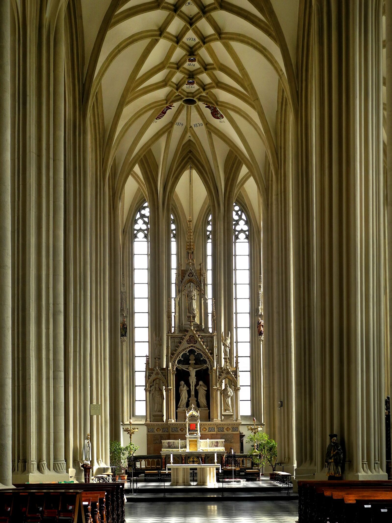 Nikon Coolpix P7000 sample photo. Cathedral, vault, the altar photography