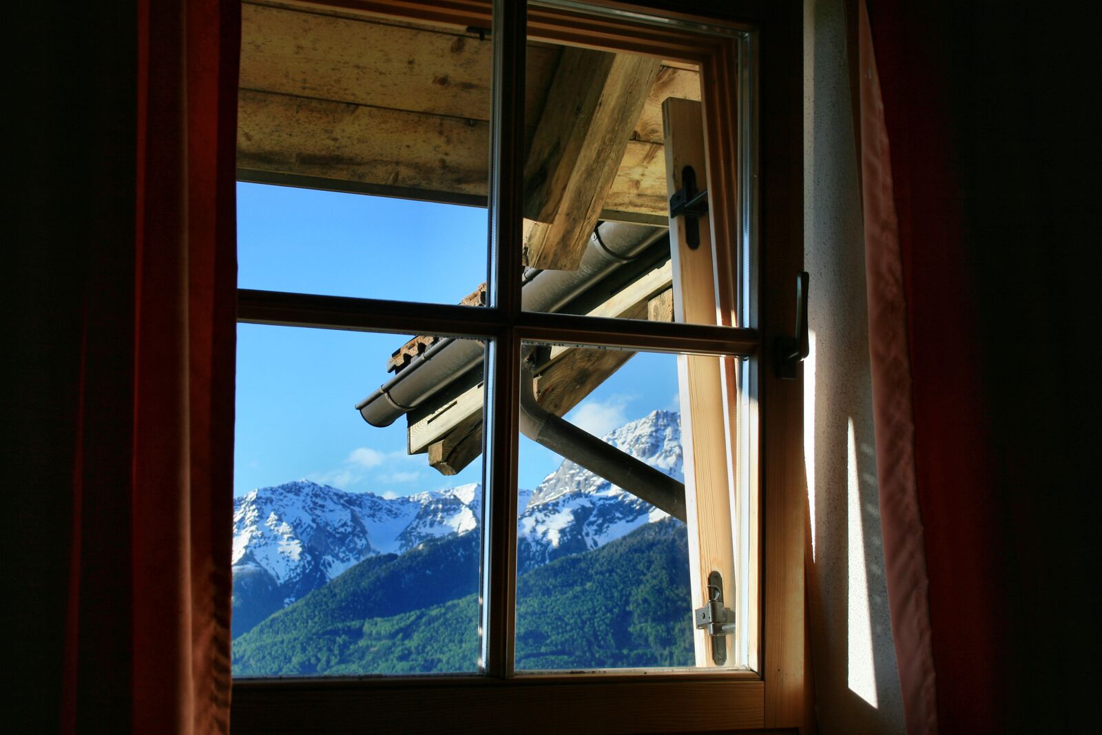 Canon EOS 400D (EOS Digital Rebel XTi / EOS Kiss Digital X) sample photo. Window, mountains, summer photography