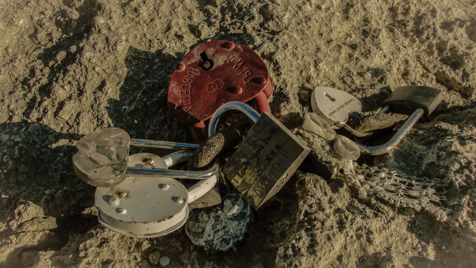 Canon PowerShot SX400 IS sample photo. Love, padlock, rock photography