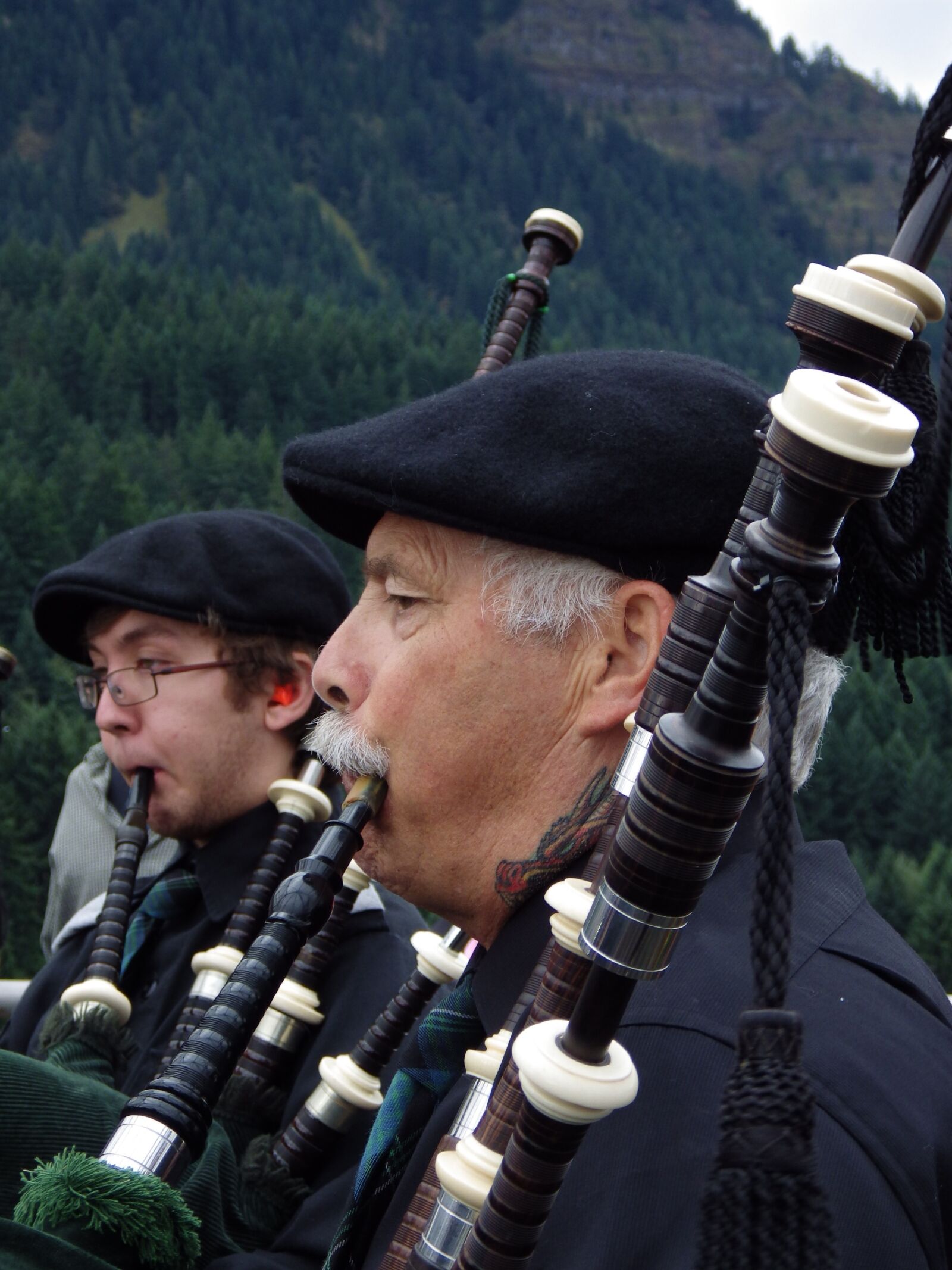 Pentax X-5 sample photo. Scottish, oregon, bagpiper photography
