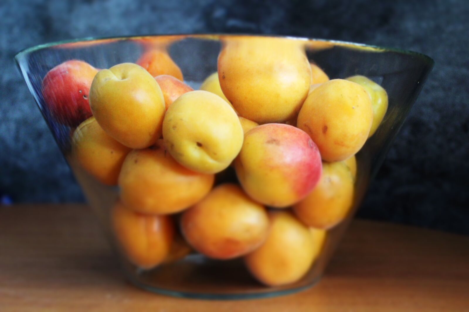 Canon EOS 1300D (EOS Rebel T6 / EOS Kiss X80) sample photo. Apricot, fruit, glass bowl photography