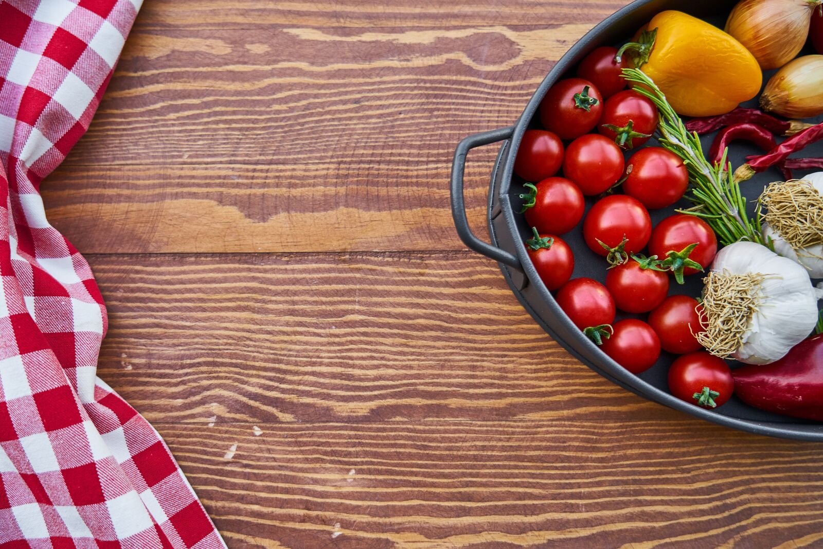 Sony a7R II sample photo. Tomato, garlic, pepper photography