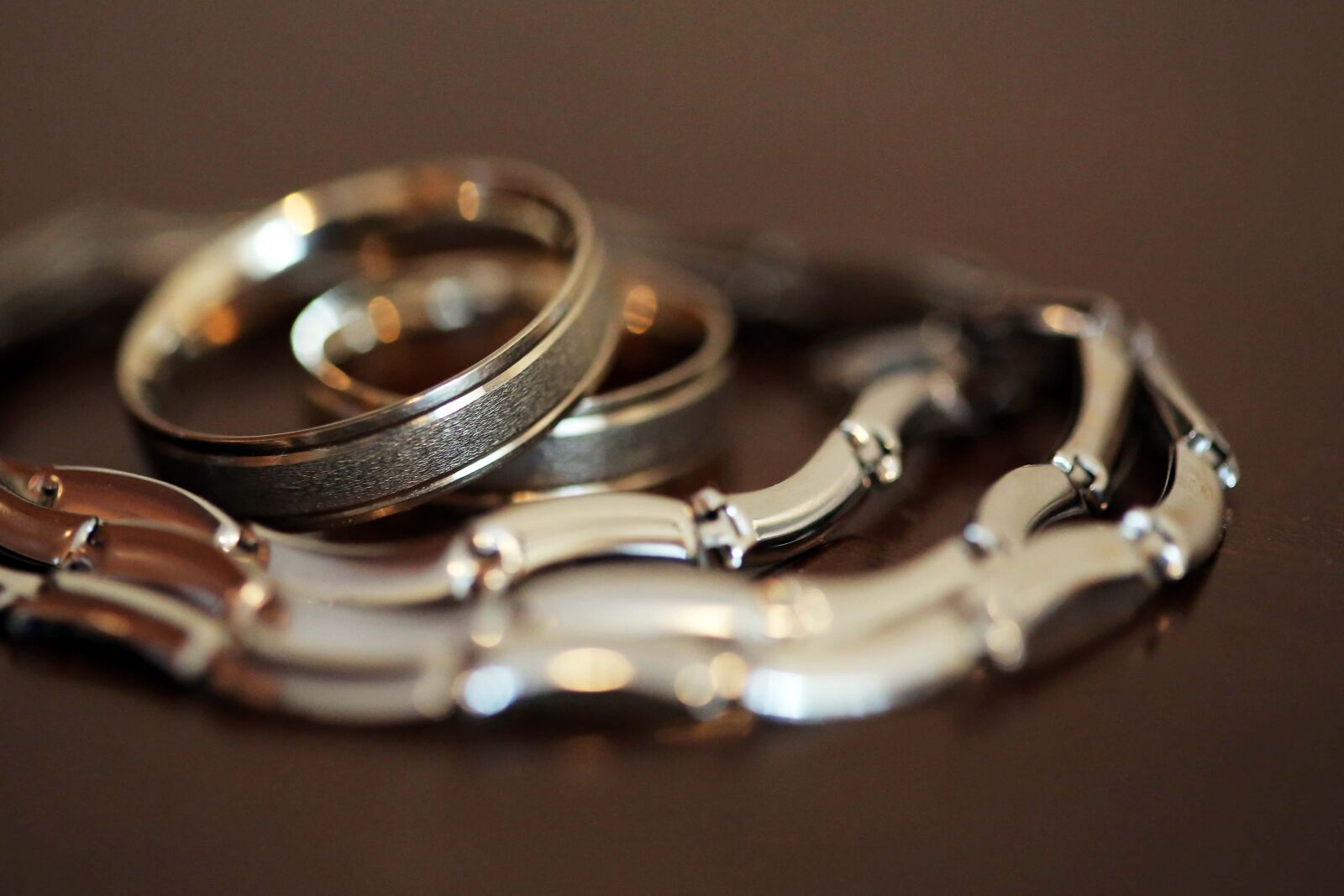 Canon EF 100mm F2.8 Macro USM sample photo. Chain, wedding, jewelry, bracelet photography