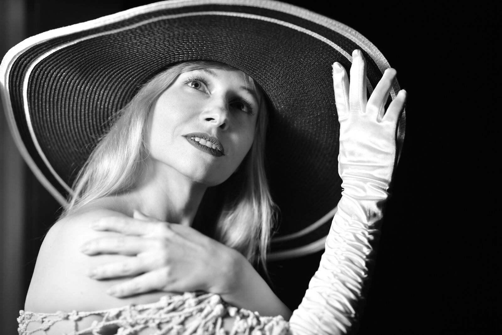 Nikon D5 sample photo. Wide-brimmed hat, portrait, monochrome photography