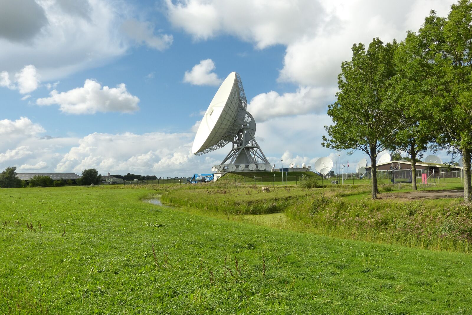 Panasonic Lumix DMC-FZ150 sample photo. Landscape, holland, radio bowl photography