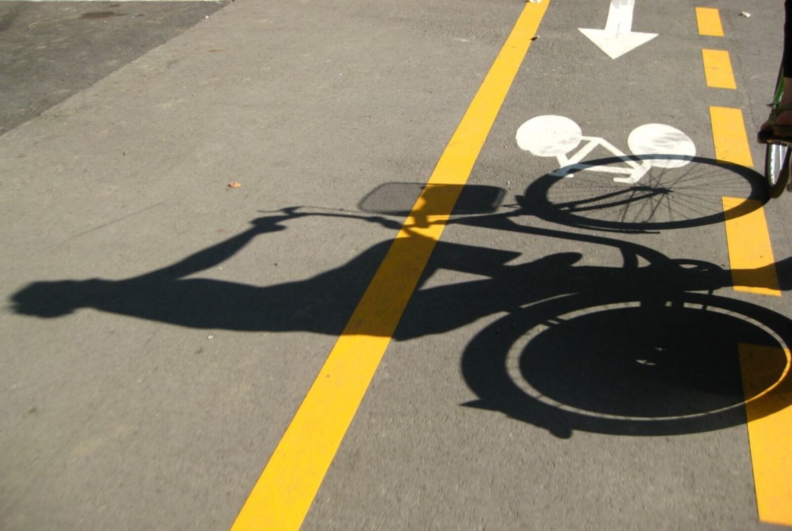 Canon PowerShot SD1100 IS (Digital IXUS 80 IS / IXY Digital 20 IS) sample photo. Cycle path, cycling, shadow photography