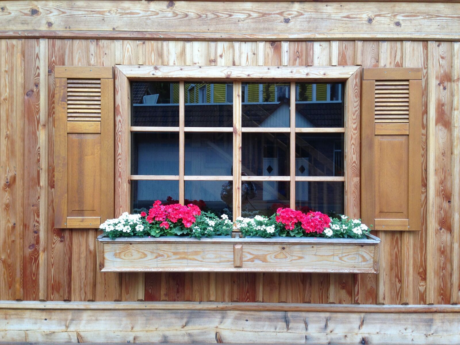 Apple iPhone 5 sample photo. Window, bavarian, facade photography