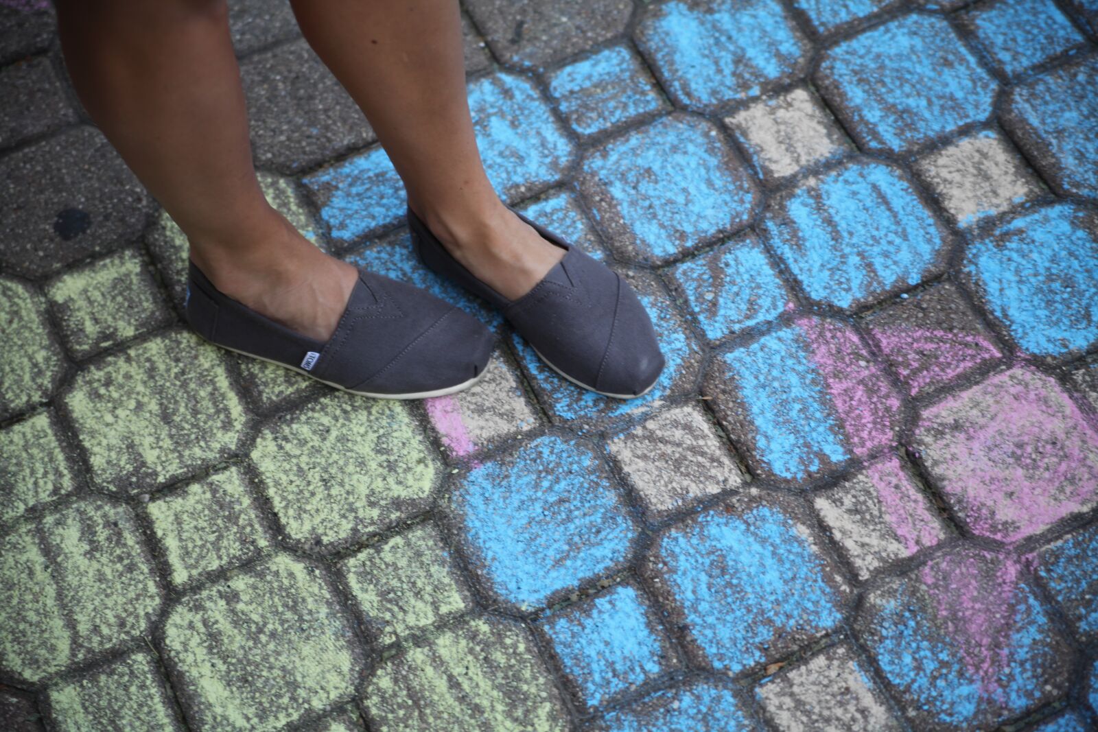 Canon EOS 5D Mark II sample photo. Shoes, toms, floor photography