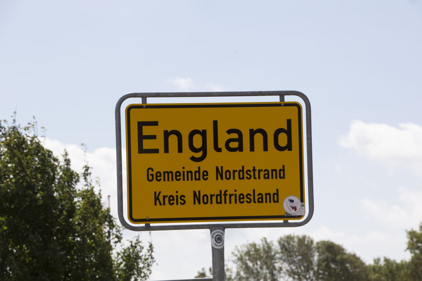 Canon EOS 60D sample photo. Town sign, note, shield photography