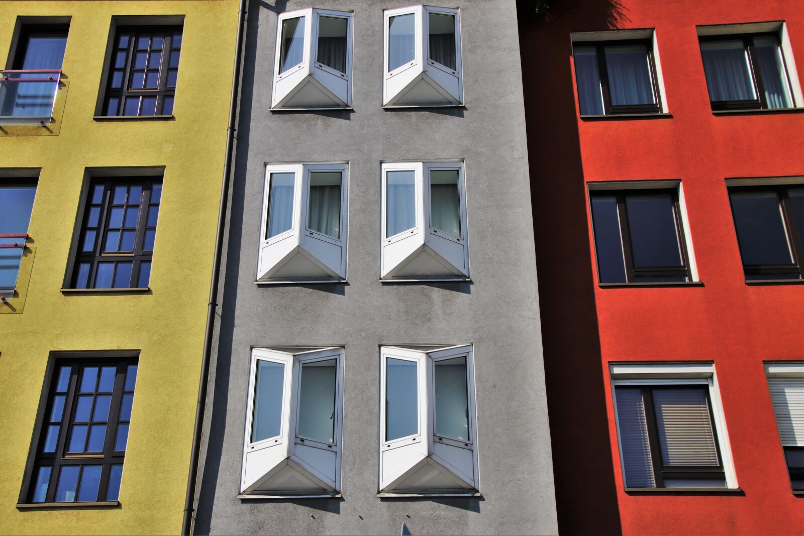 Canon EOS 80D sample photo. Townhouses, wall, facade photography