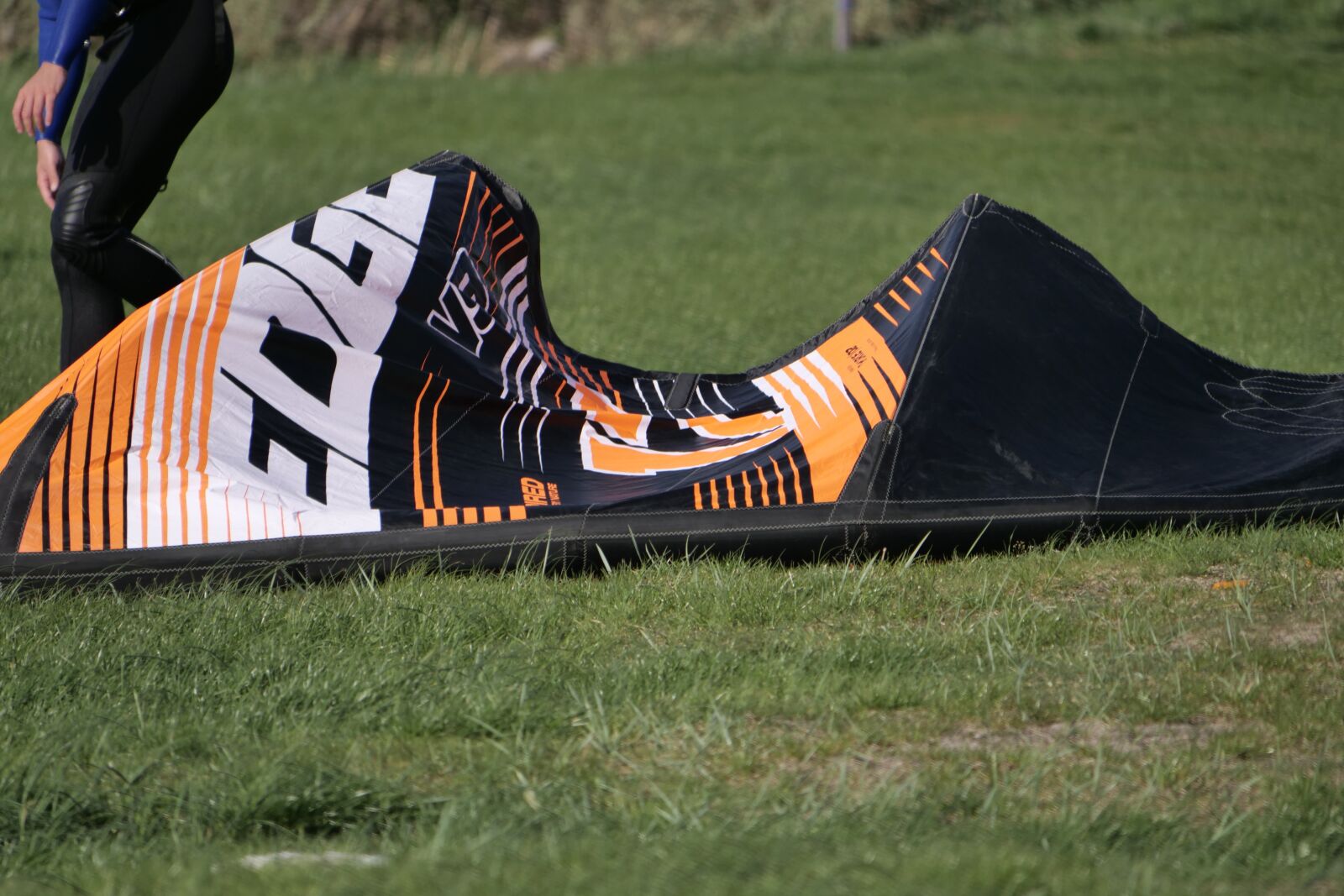Panasonic Lumix DC-G9 sample photo. Grass, kite, kite-surfing photography
