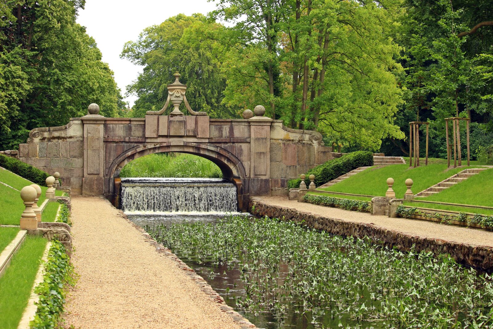 Canon EOS 100D (EOS Rebel SL1 / EOS Kiss X7) sample photo. Ludwigslust-parchim, bridge, castle park photography