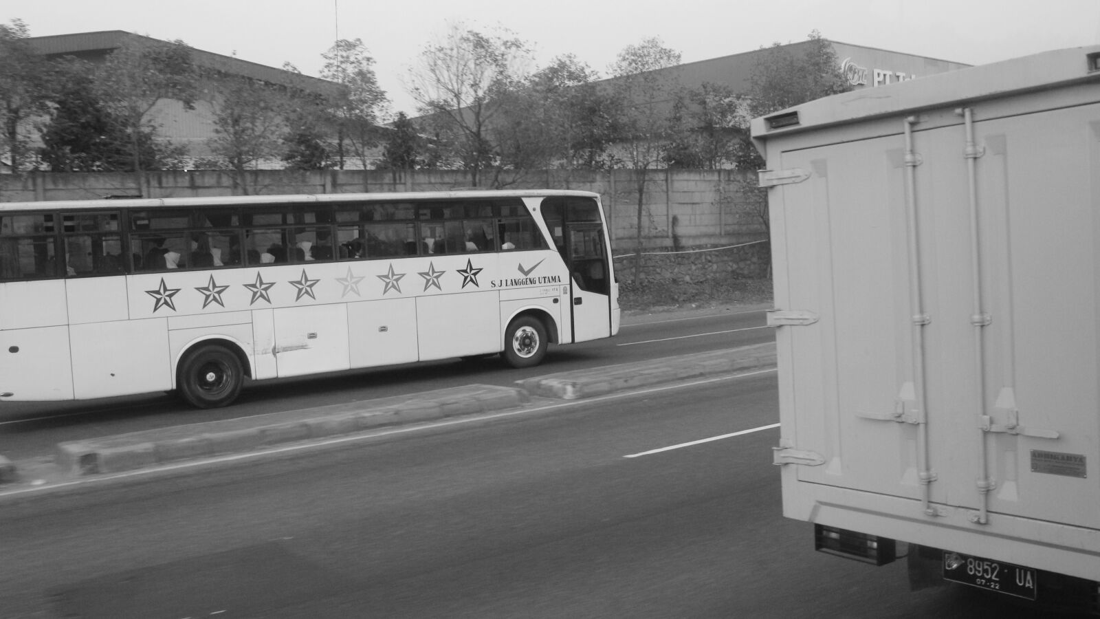 Canon EOS 600D (Rebel EOS T3i / EOS Kiss X5) sample photo. Black, and, white, bus photography