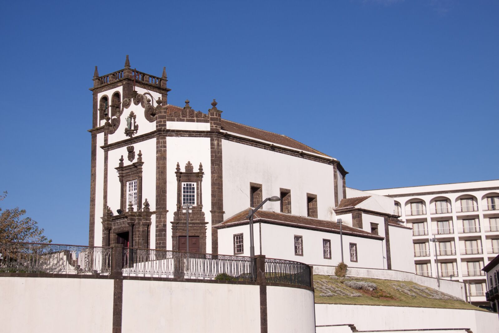 Canon EOS 50D sample photo. Catholic, church, white photography