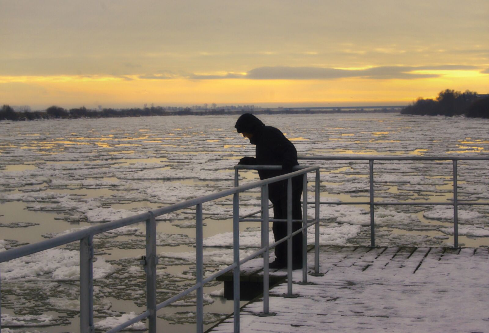 Sony Alpha DSLR-A230 sample photo. Bridge, floe, ice, man photography