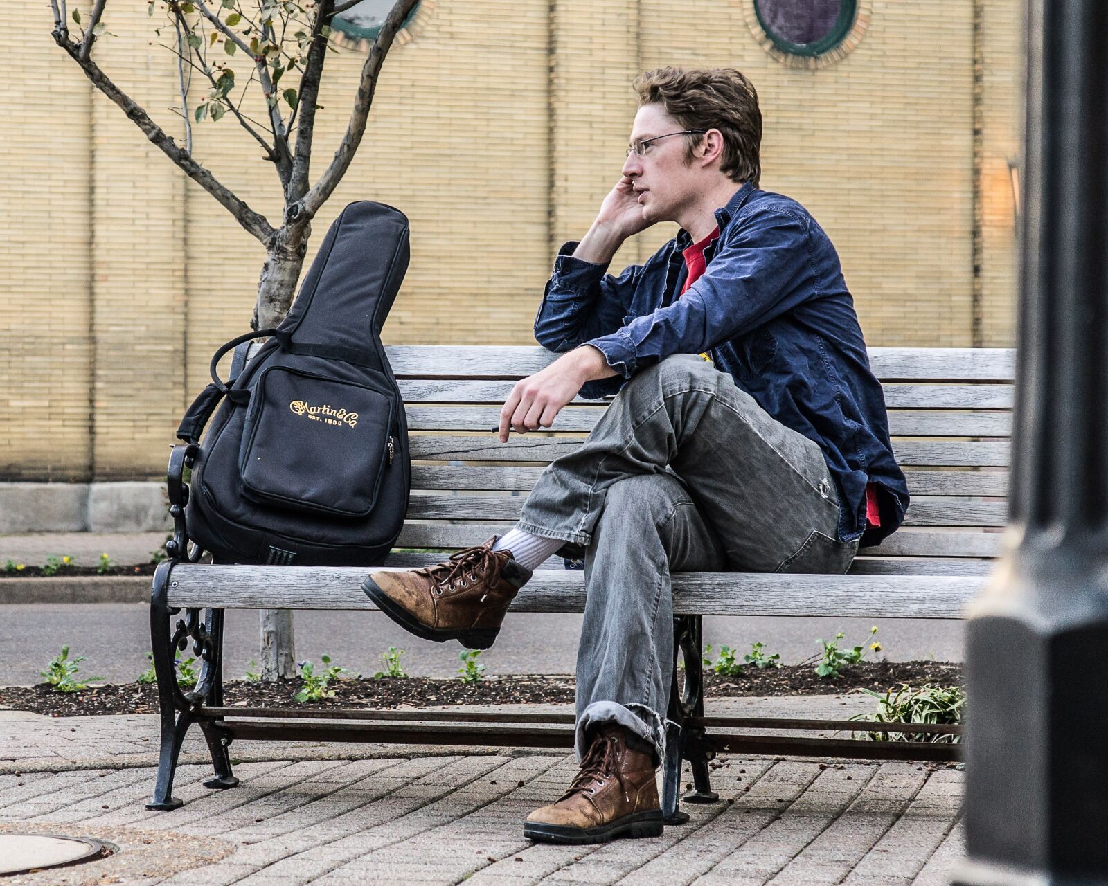 Человек сидит на скамейке