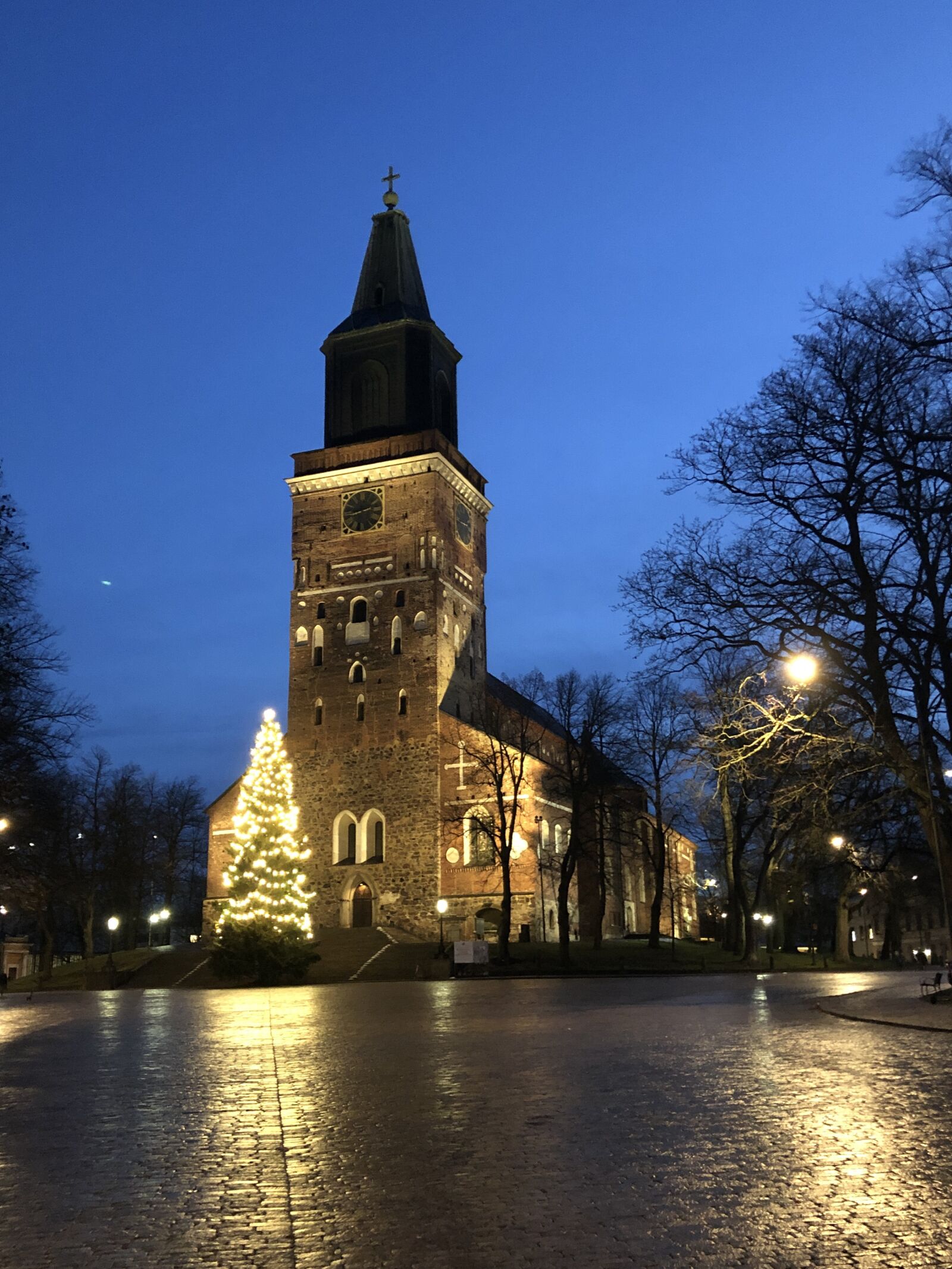 iPhone X back dual camera 4mm f/1.8 sample photo. Turku, finland, christmas photography