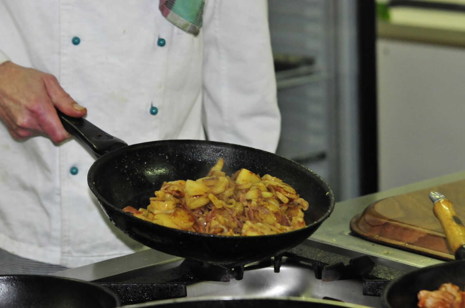 Nikon D300 sample photo. Cooking, pan, fried potatoes photography
