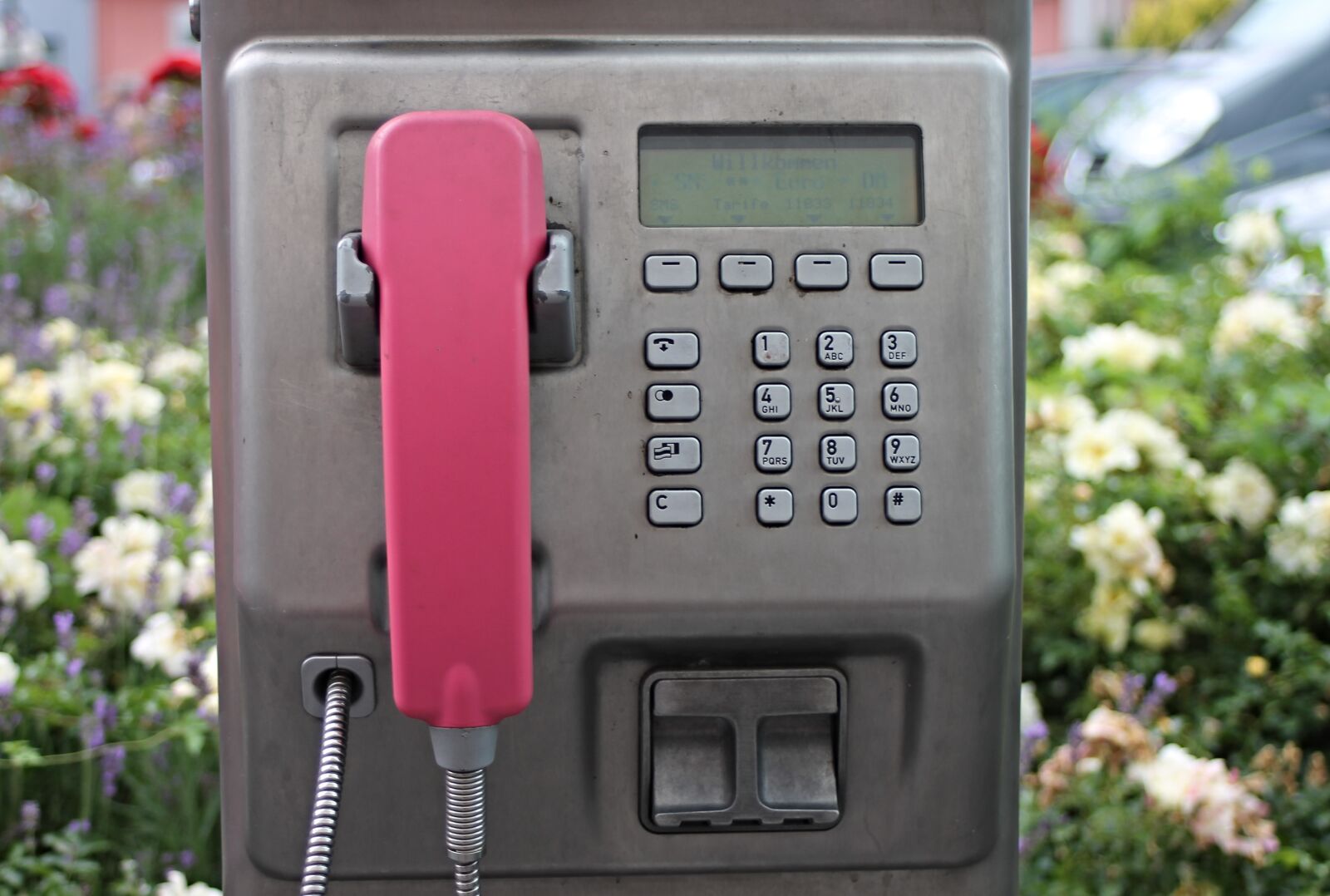 Canon EOS 1100D (EOS Rebel T3 / EOS Kiss X50) + Canon EF 28-80mm f/3.5-5.6 sample photo. Phone booth, telephone, payphone photography