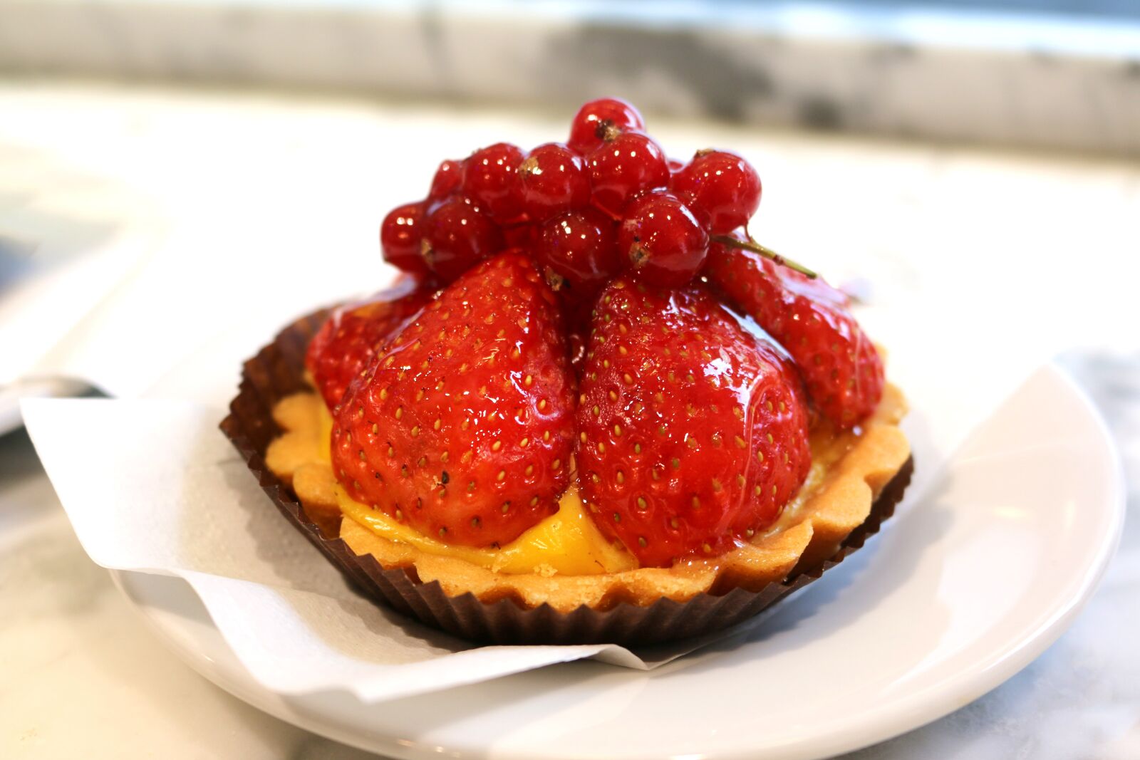 Canon EOS 70D sample photo. Strawberry cake, cafe, cake photography