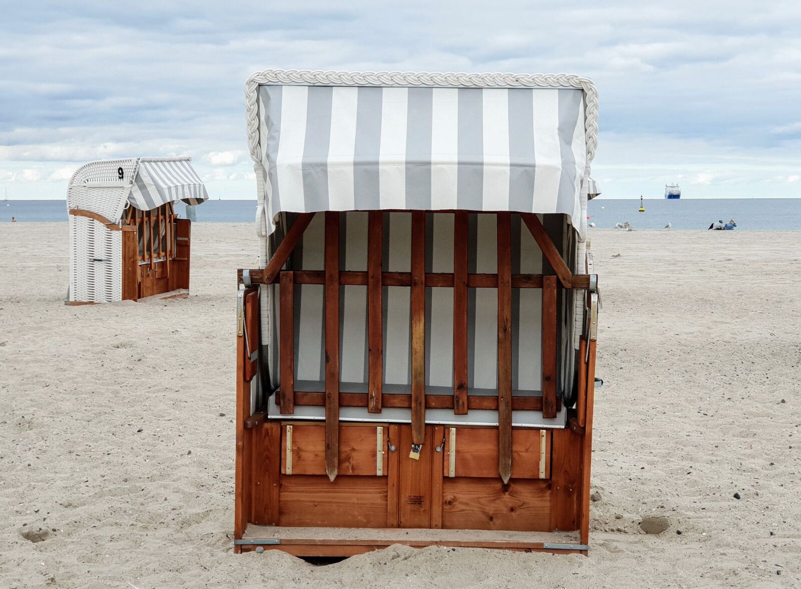 Samsung Galaxy S9+ sample photo. Lounger, beach, sea photography