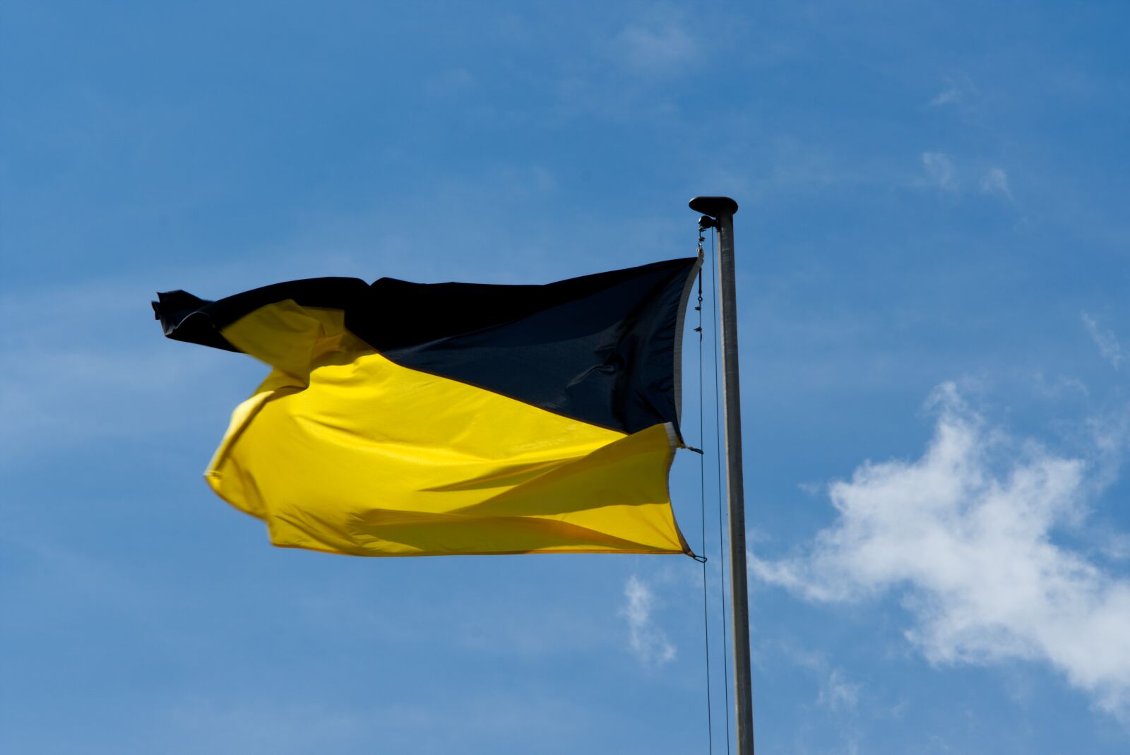 Sony E 18-135mm F3.5-5.6 OSS sample photo. Flag, sky, wind photography