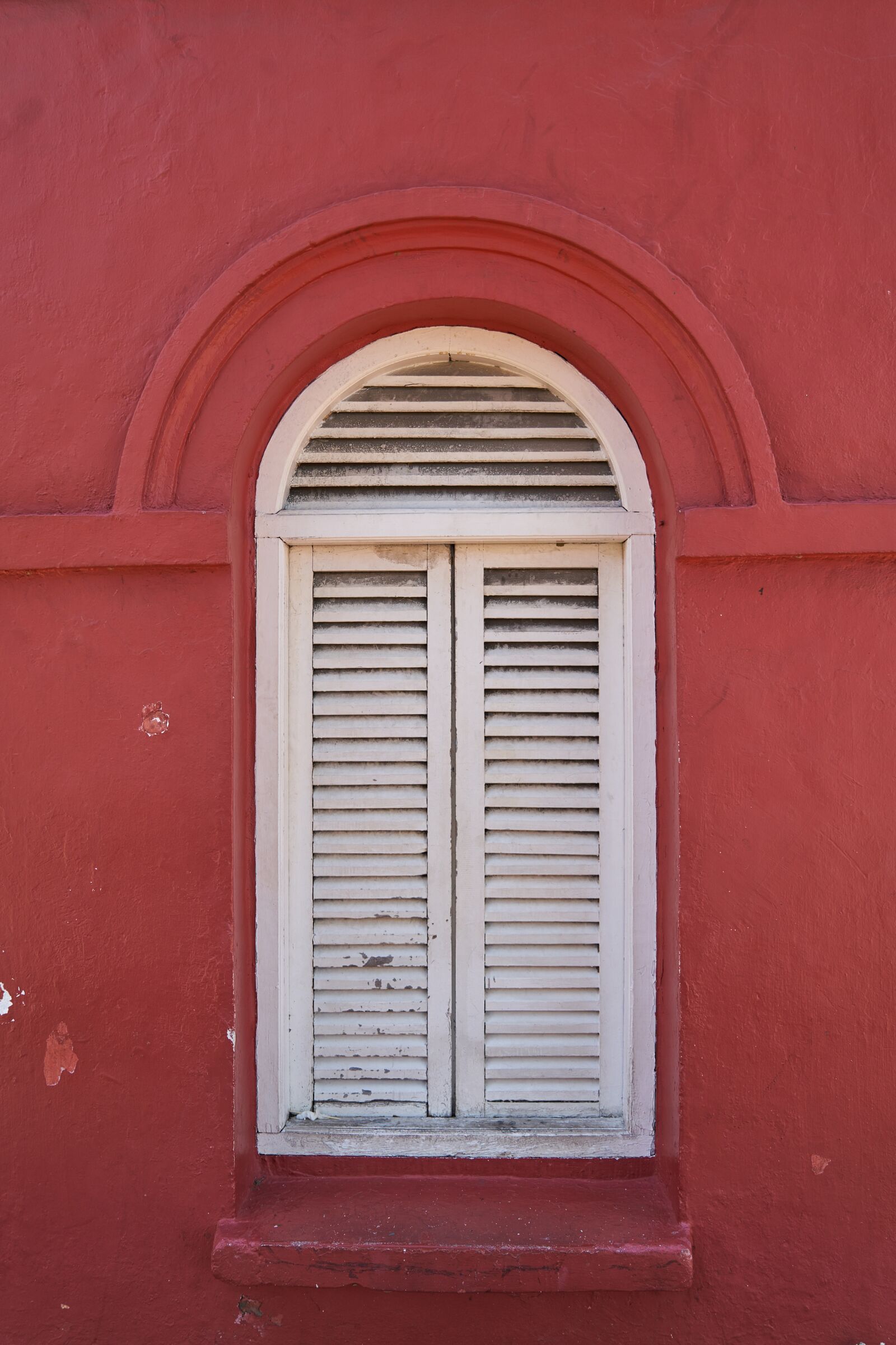 Sony a7R II sample photo. Window, white, red photography