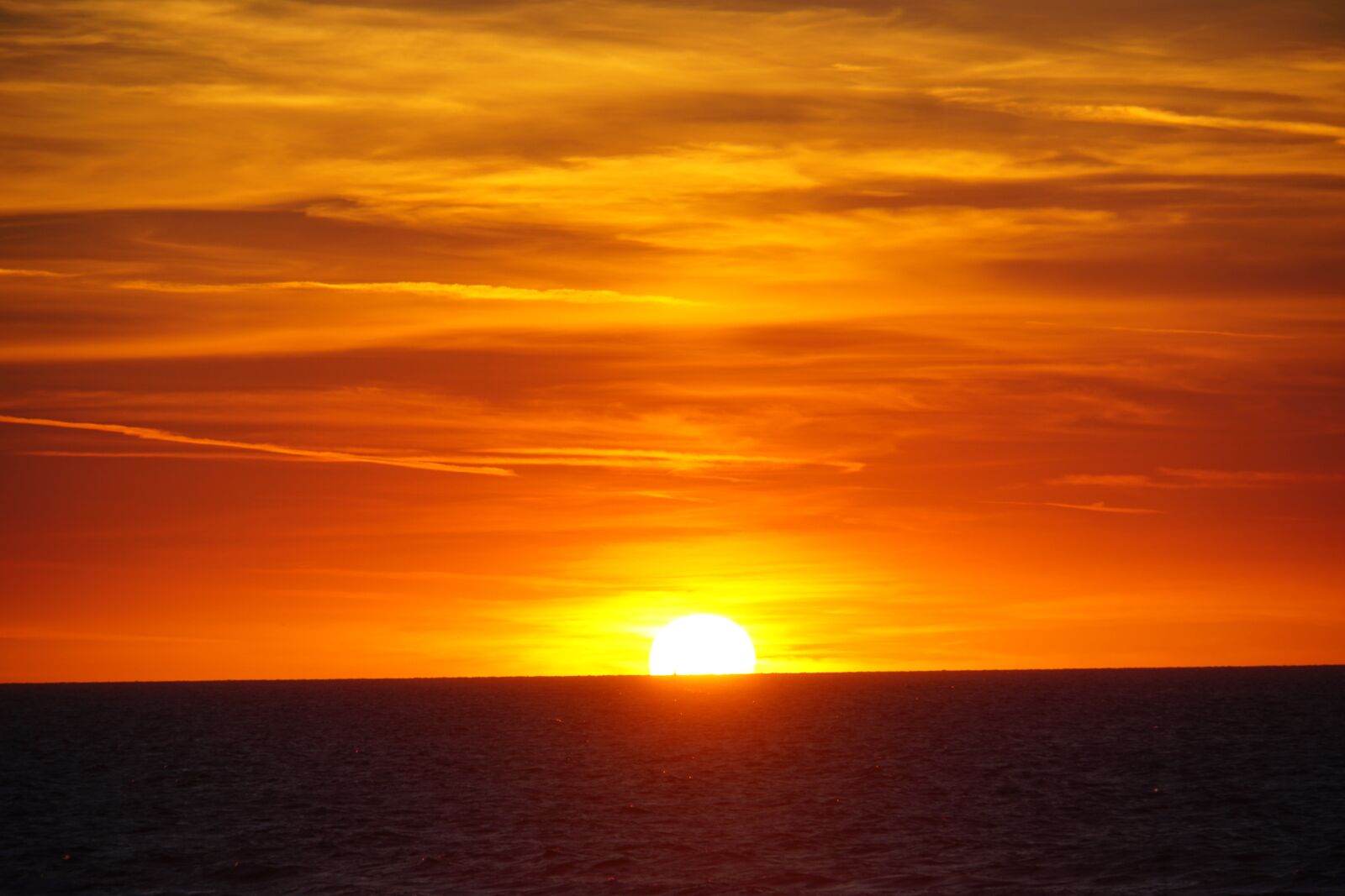 Sony a6000 + Sony E 18-200mm F3.5-6.3 OSS sample photo. Sunset, sunset sea, romance photography