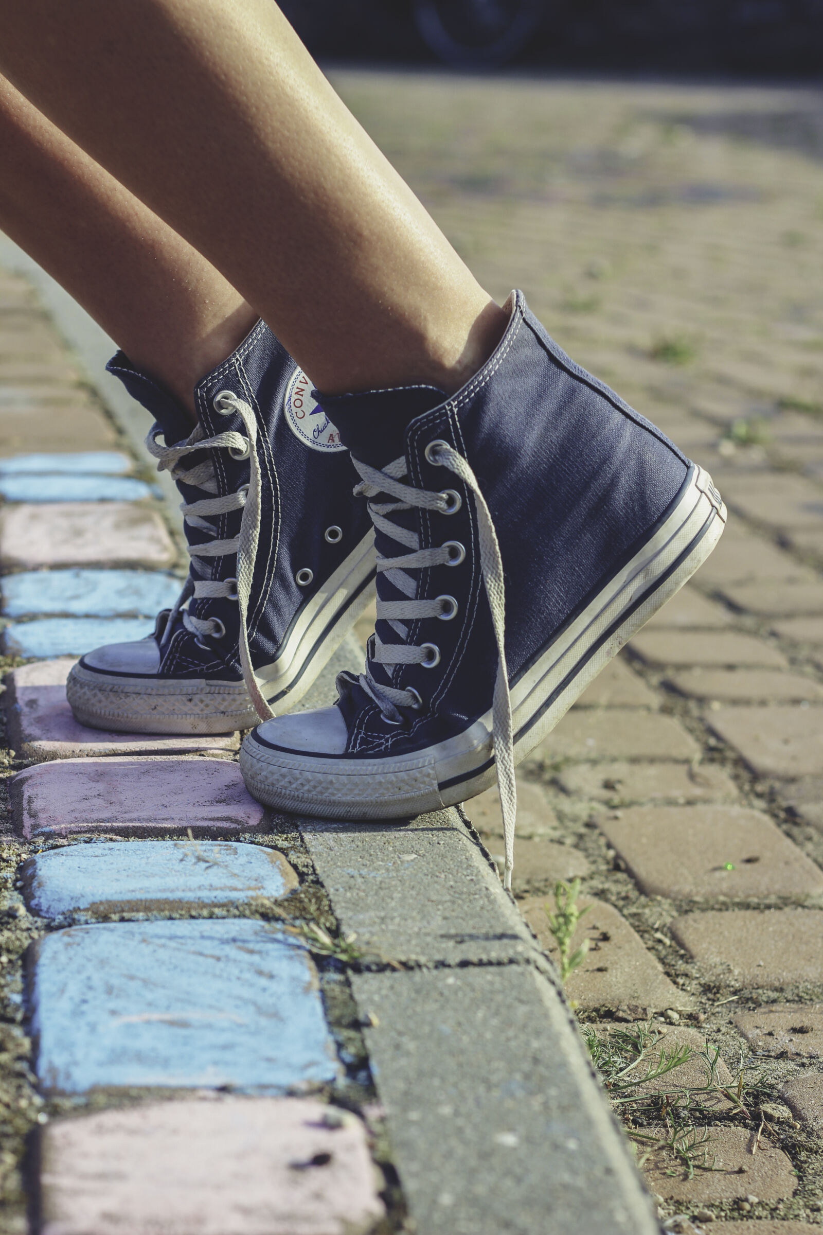Canon EOS 600D (Rebel EOS T3i / EOS Kiss X5) + Canon EF 50mm F1.8 II sample photo. Converse, sneakers, ii photography