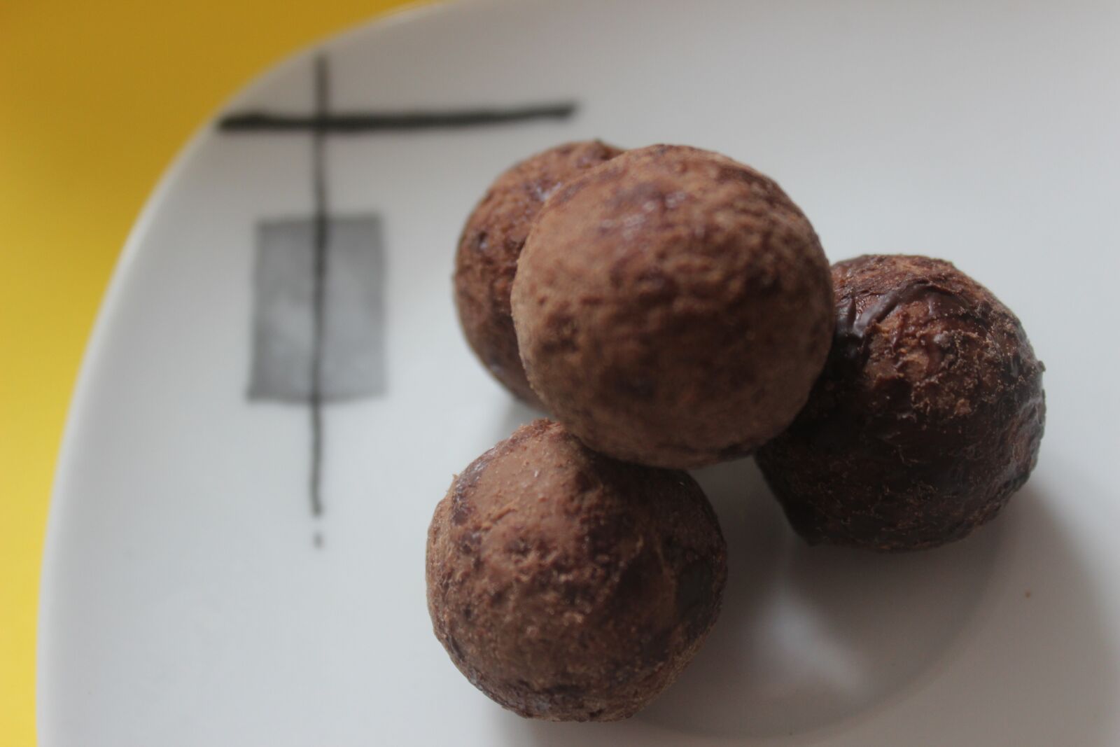 Canon EOS 600D (Rebel EOS T3i / EOS Kiss X5) sample photo. Praline, plate, art photography