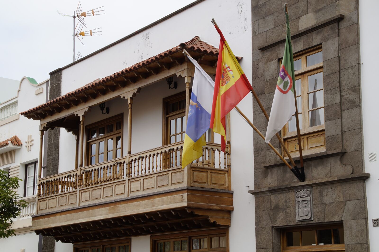 Sony SLT-A58 sample photo. Wood balcony, town hall photography