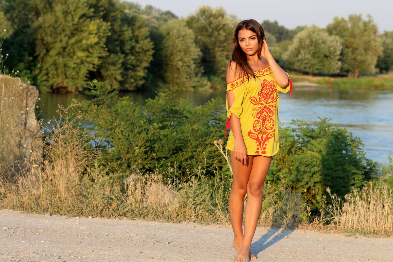 Canon EOS 700D (EOS Rebel T5i / EOS Kiss X7i) + Canon EF 85mm F1.8 USM sample photo. Girl, water, vegetation photography