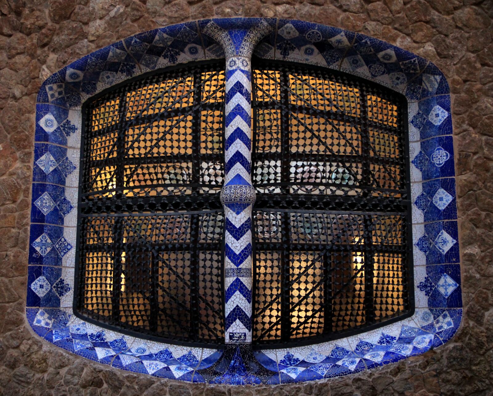 Canon EOS 700D (EOS Rebel T5i / EOS Kiss X7i) sample photo. Window, architecture, gaudi photography