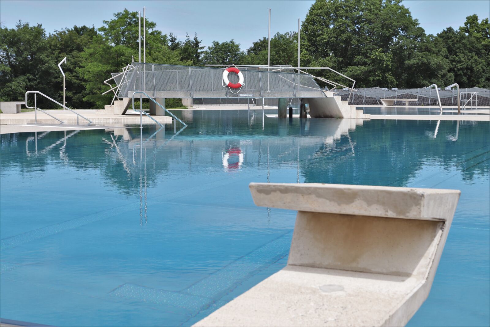 Canon EF 17-40mm F4L USM sample photo. Outdoor pool, summer, water photography