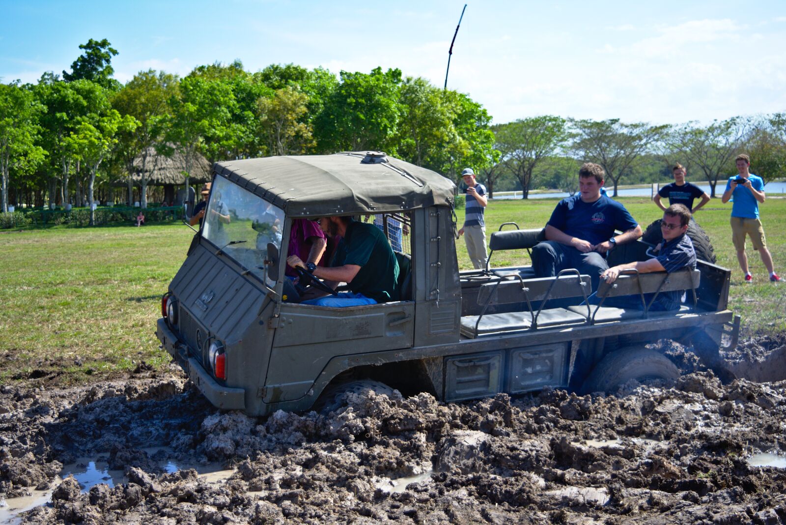 Nikon D7200 sample photo. Mud, stuck, people photography