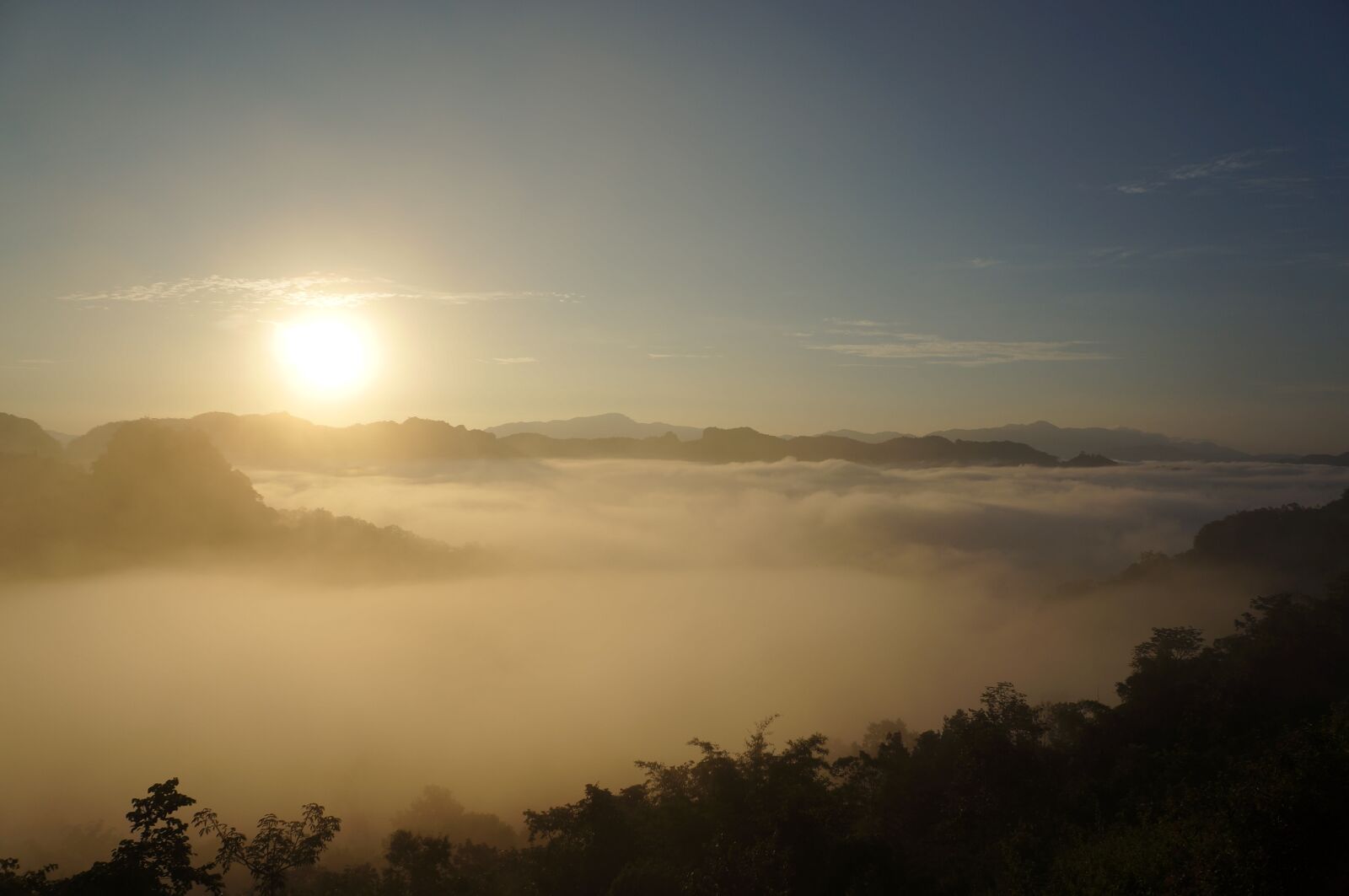 Sony Alpha NEX-5N + Sony E 18-55mm F3.5-5.6 OSS sample photo. Sunrise, mist, fog photography