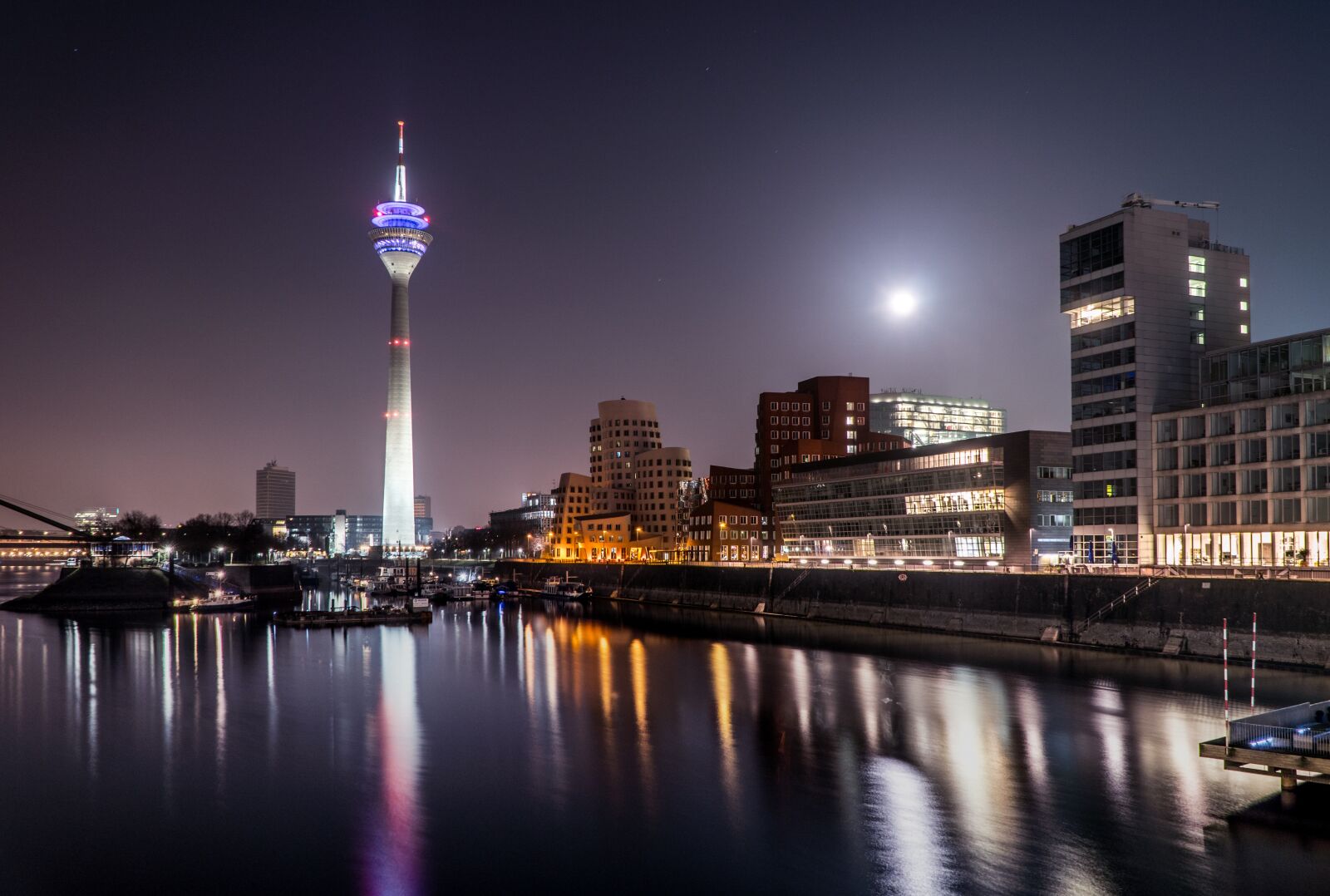 Sony a6300 + Sony E PZ 18-105mm F4 G OSS sample photo. D sseldorf, media harbour photography