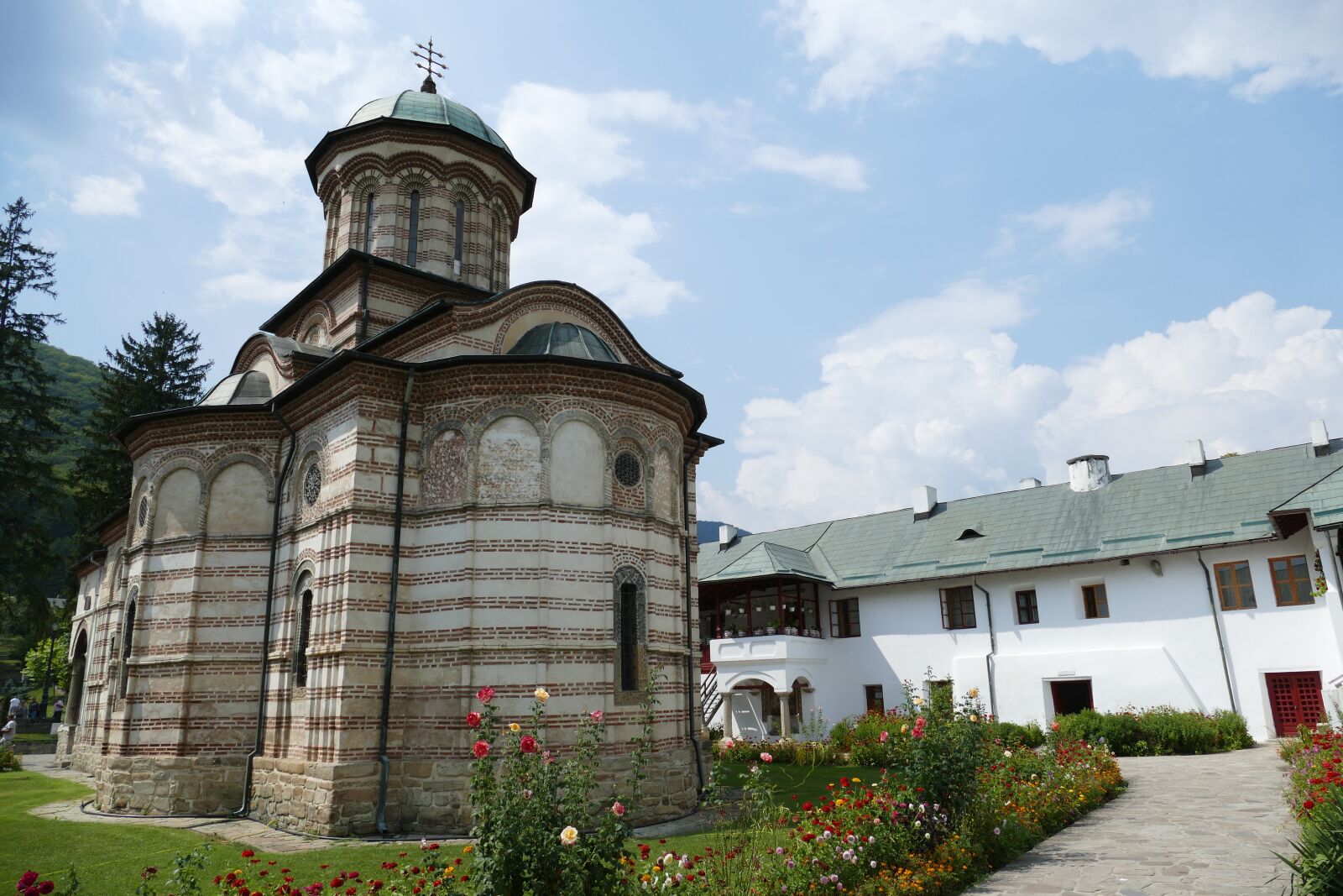 Panasonic Lumix DMC-FZ1000 sample photo. Monastery, cozia, architecture photography