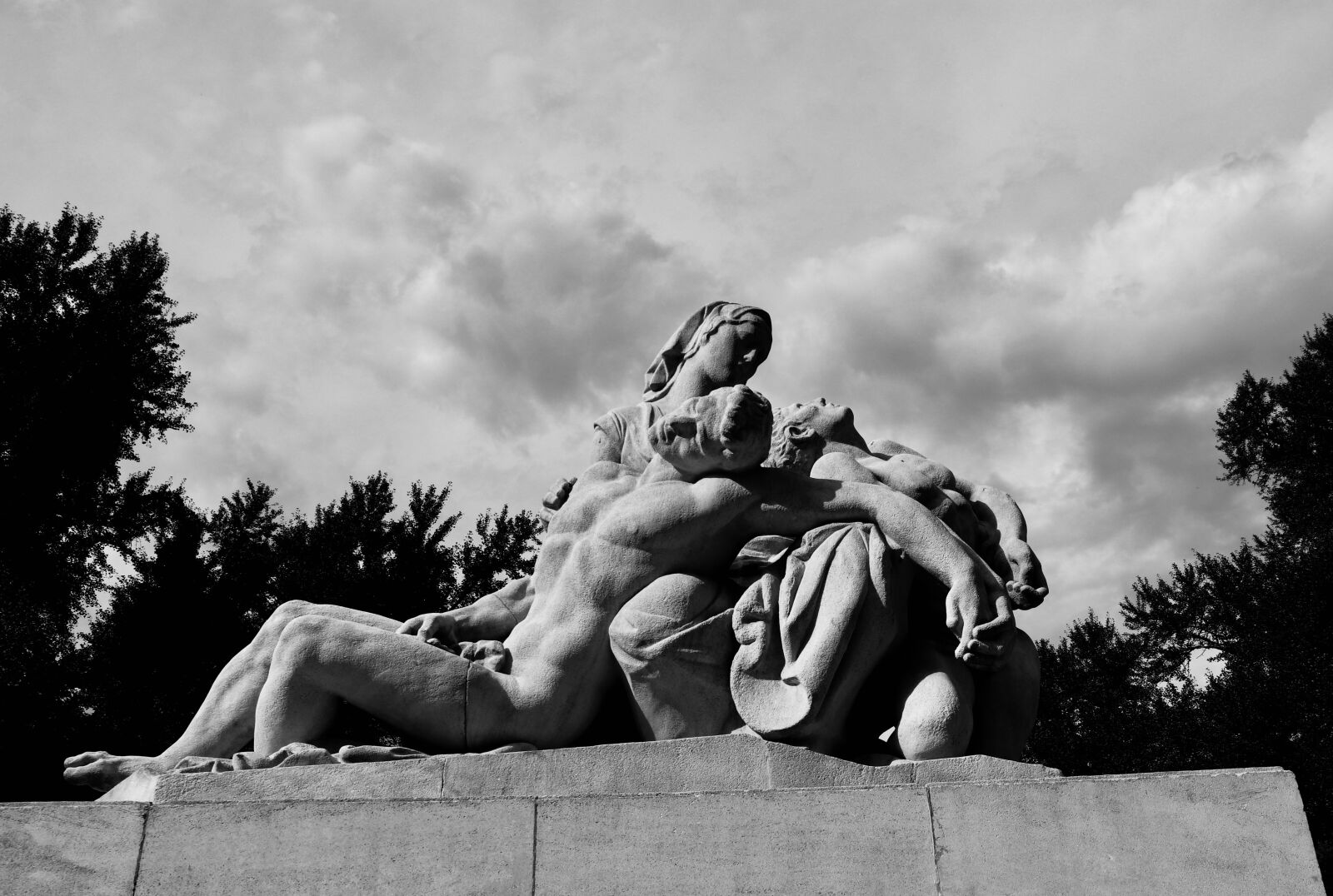 Canon EOS 800D (EOS Rebel T7i / EOS Kiss X9i) sample photo. Statue, black, white photography