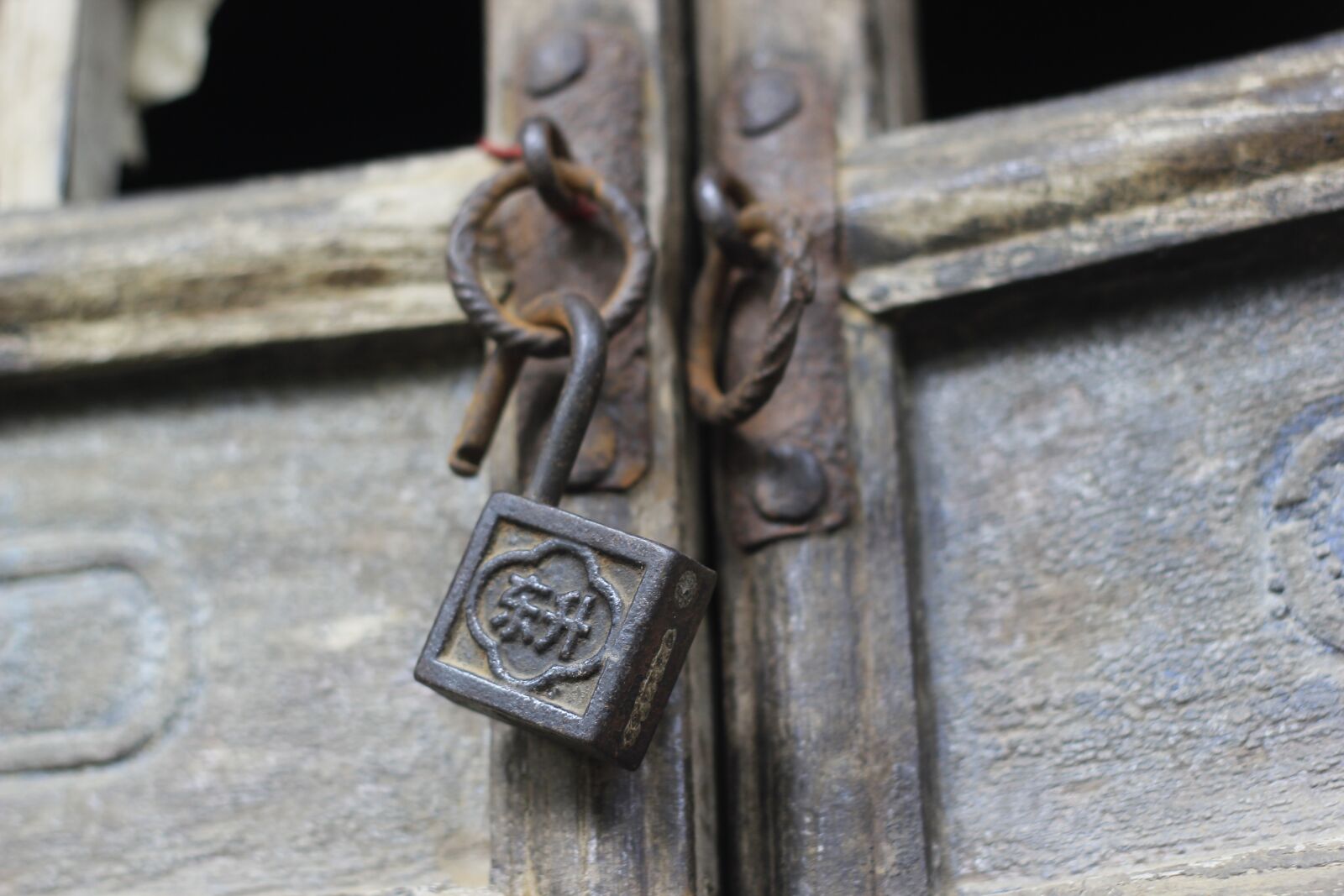 Canon EOS 550D (EOS Rebel T2i / EOS Kiss X4) sample photo. Lock, door lock, old photography