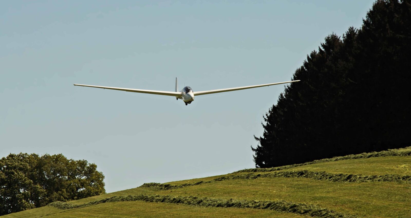Canon EOS 100D (EOS Rebel SL1 / EOS Kiss X7) sample photo. Aircraft, meadow, hillside, blue photography
