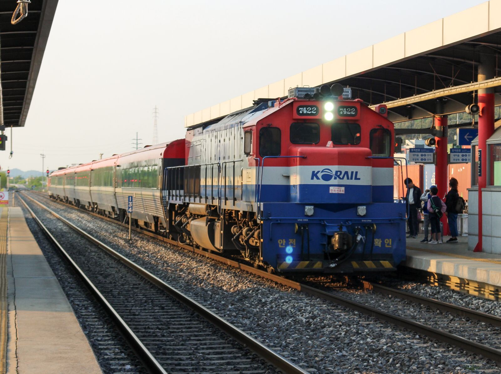 Canon EOS 100D (EOS Rebel SL1 / EOS Kiss X7) sample photo. Southkorea, train, rail photography