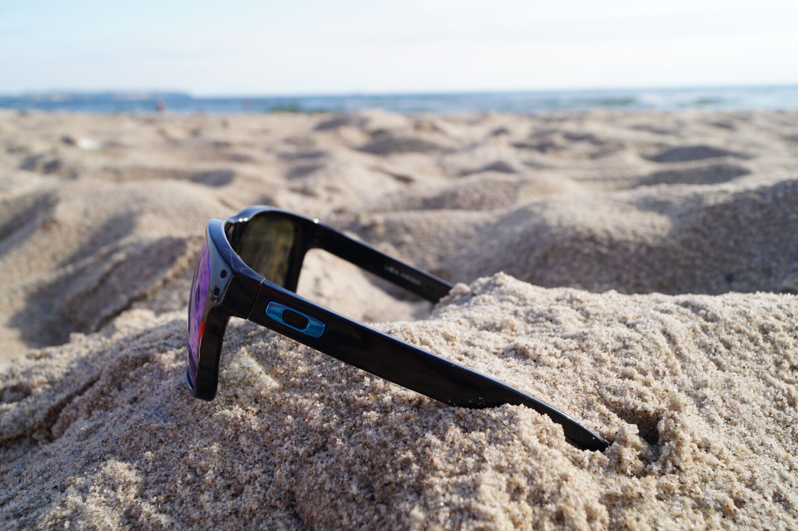 Sony DT 18-55mm F3.5-5.6 SAM II sample photo. Sunglasses, sand, beach photography