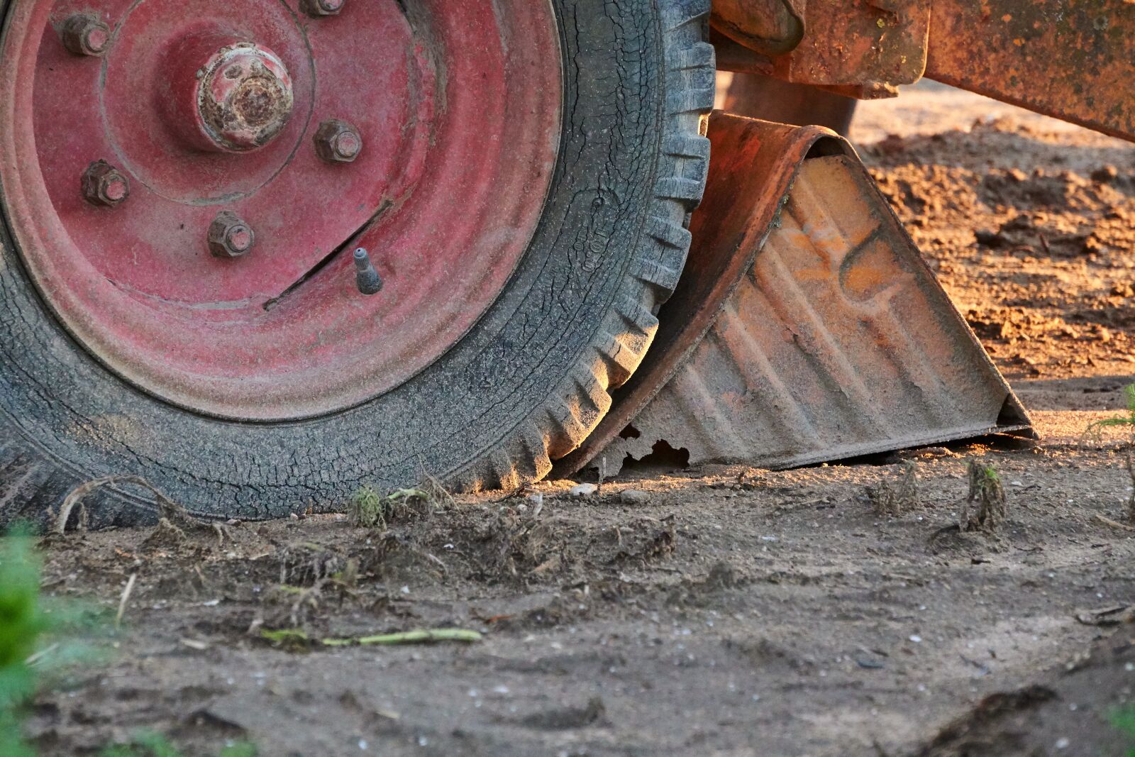 Sony E 55-210mm F4.5-6.3 OSS sample photo. Mature, trailers, agriculture photography