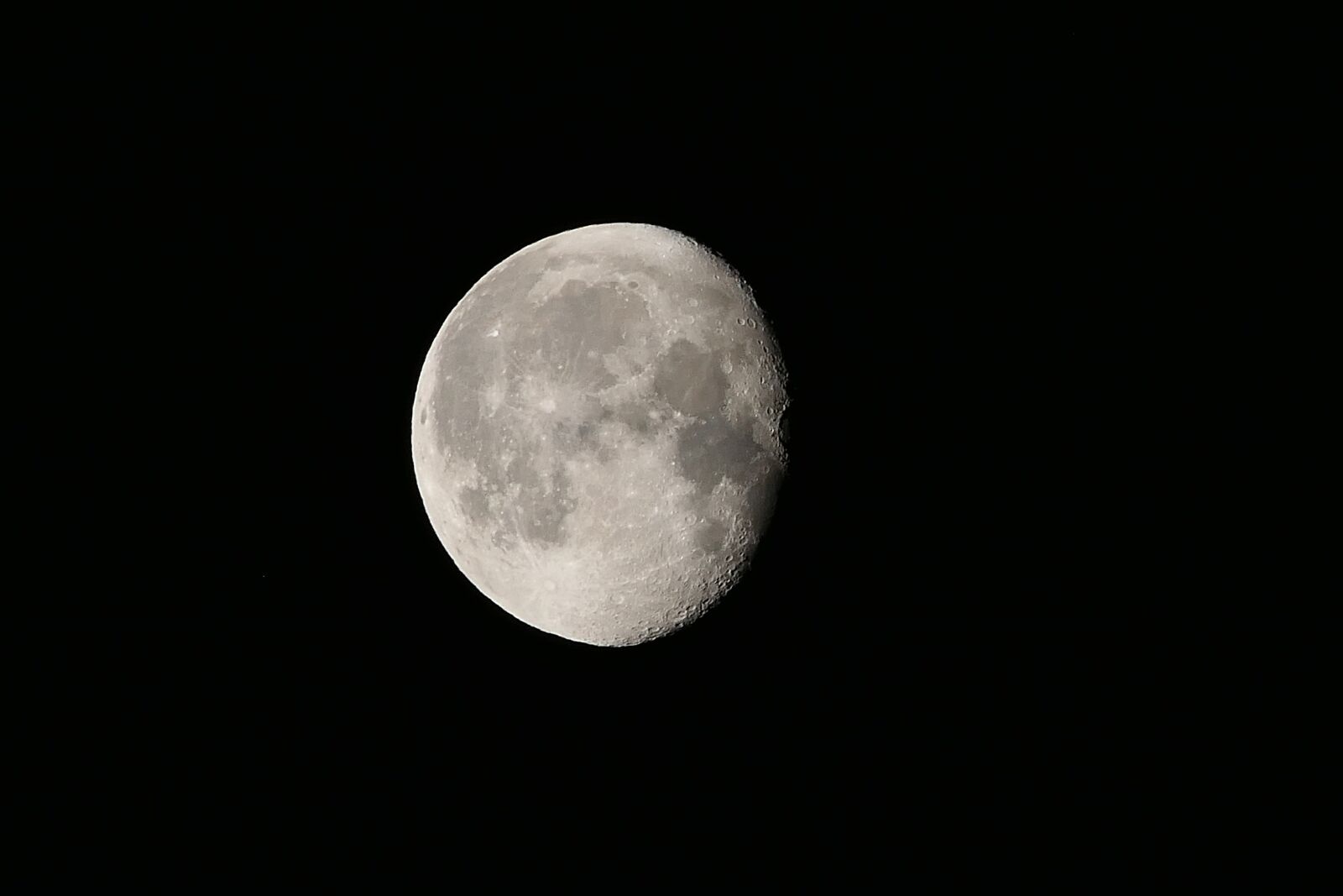 Panasonic Lumix DMC-FZ2500 (Lumix DMC-FZ2000) sample photo. Moon, silver globe, craters photography