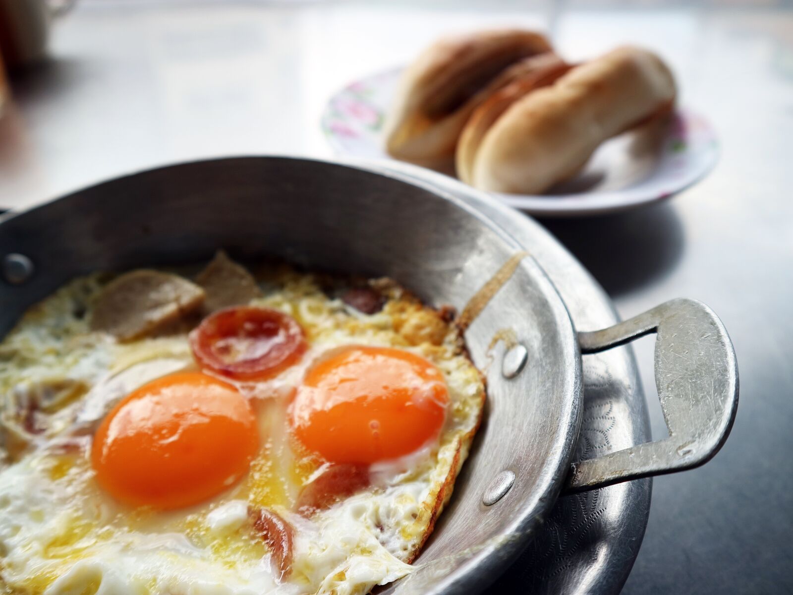 Canon EOS M3 + Canon EF-M 15-45mm F3.5-6.3 IS STM sample photo. A fried egg, breakfast photography