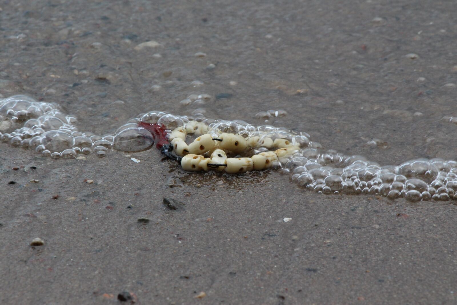 Canon EOS 650D (EOS Rebel T4i / EOS Kiss X6i) sample photo. Bracelet, sand, beach photography