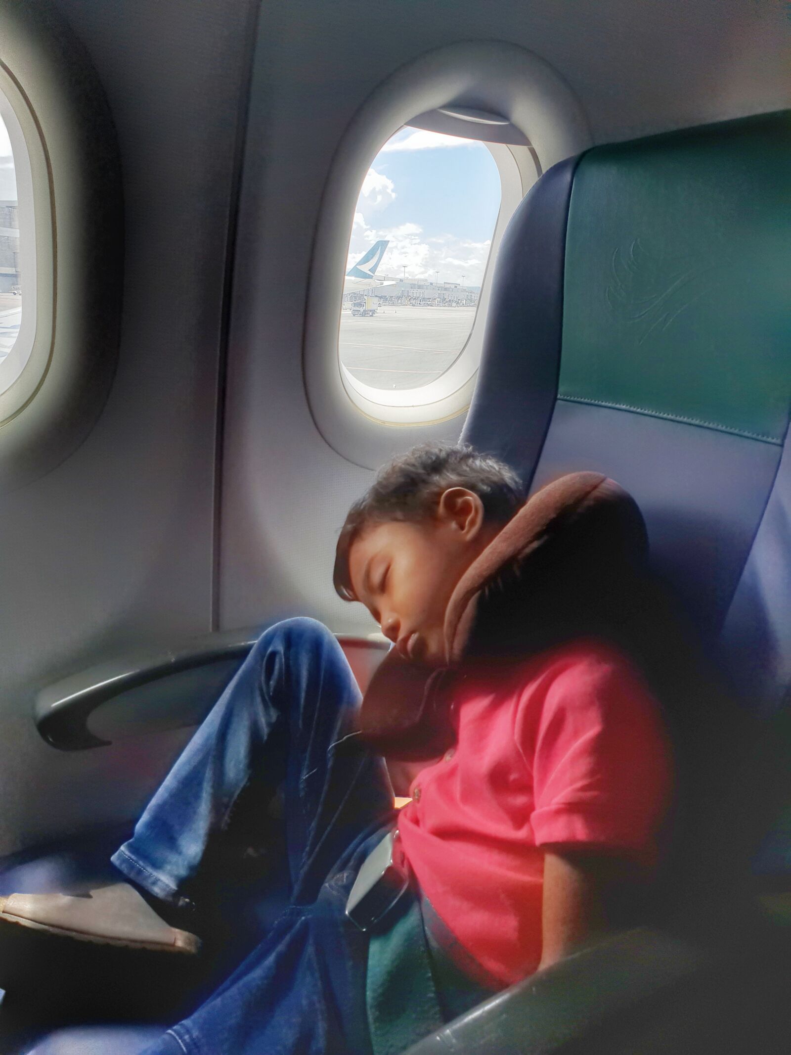 Samsung Galaxy S9+ sample photo. Airplanes, sleep, tired photography