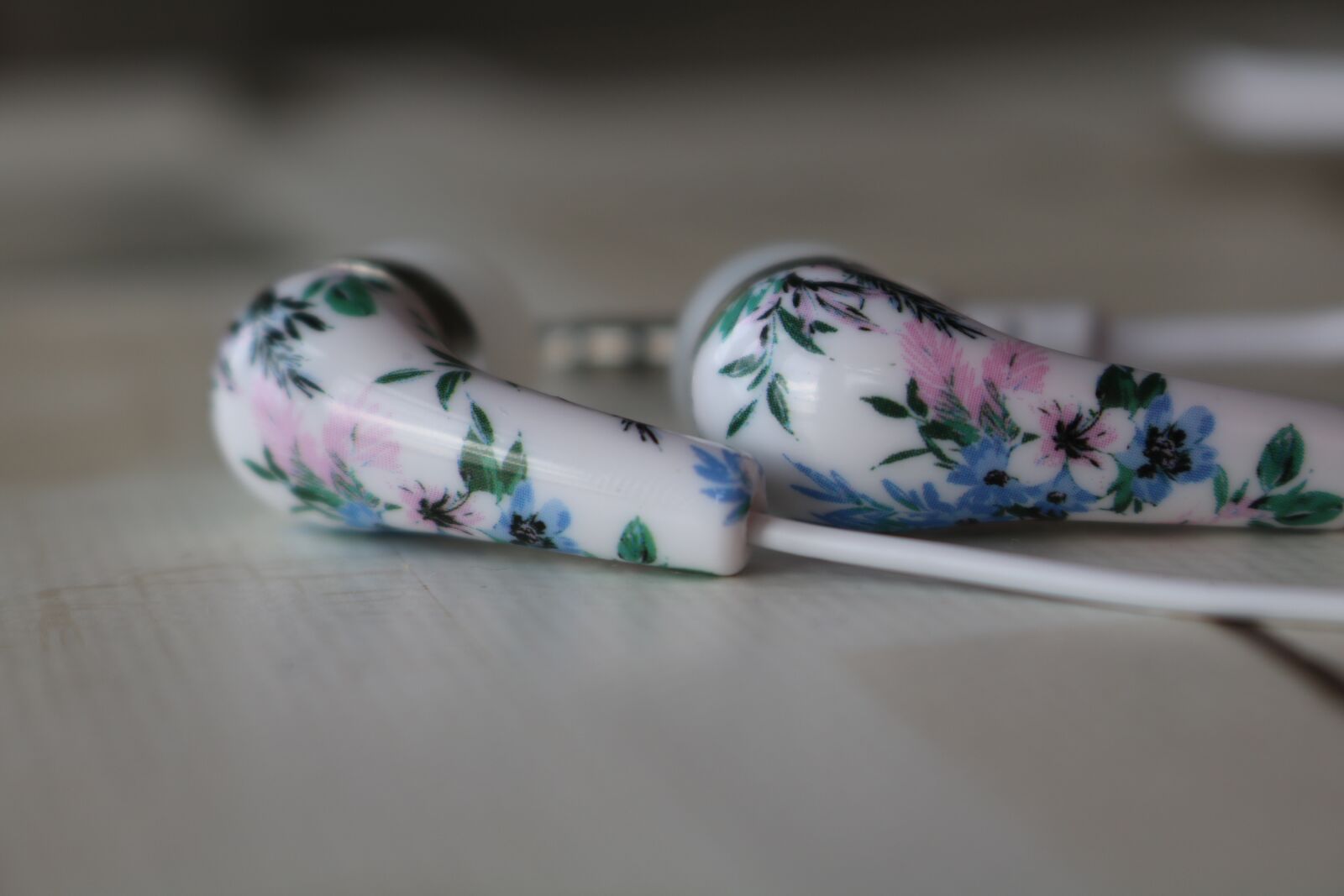 Canon EOS 750D (EOS Rebel T6i / EOS Kiss X8i) sample photo. Headphones, white, flowers photography